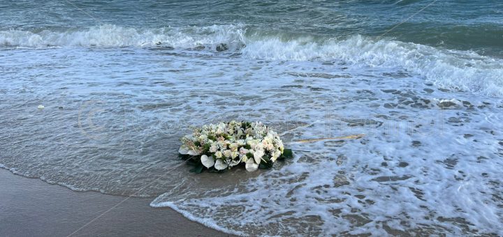 stele-fiori-cutro-tragedia-migranti-manifestazione